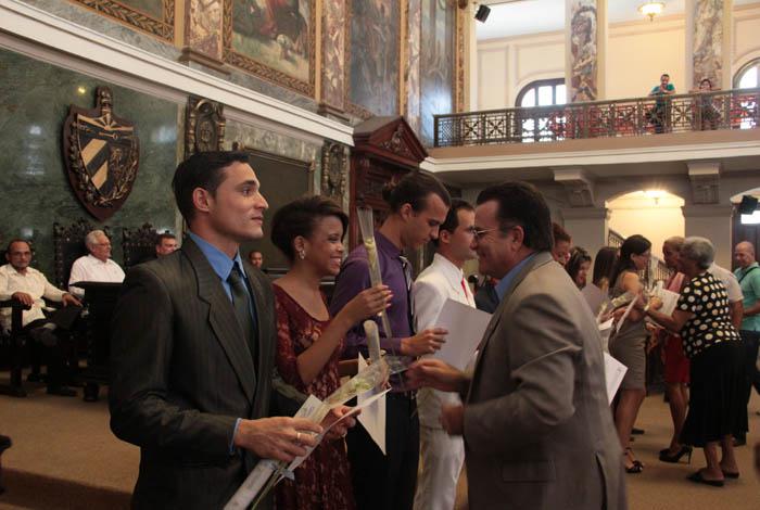 Alumnos más integrales de la Universidad de la Habana reciben sus títulos de graduados de mano de los decanos de las diferentes facultades