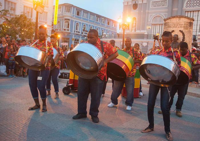 Presentación de la Steel Band de Islas Vírgenes durante una mano a mano con su homologa del Cobre, en el Parque Céspedes de Santiago de Cuba y como parte del 36 Festival del Caribe.