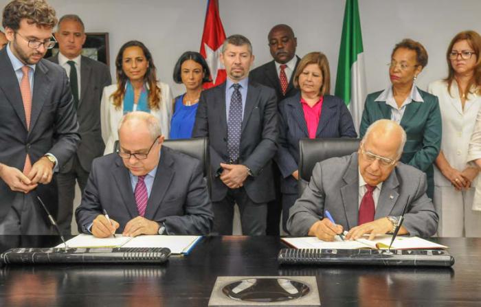 El Vicepresidente del Consejo de Ministros Ricardo Cabrisas Ruíz y el  Sr Mario Giro Viceministro de asuntos exteriores de la República italiana, firman acuerdo de regularización de la deuda bilateral.