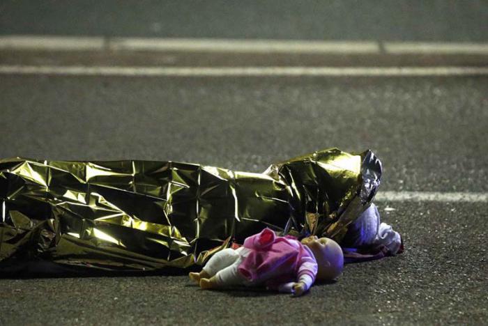 Esta foto de una muñeca en el piso al lado de un cuerpo tapado se ha convertido en la imagen de los ataques de Niza. Foto. Reuters