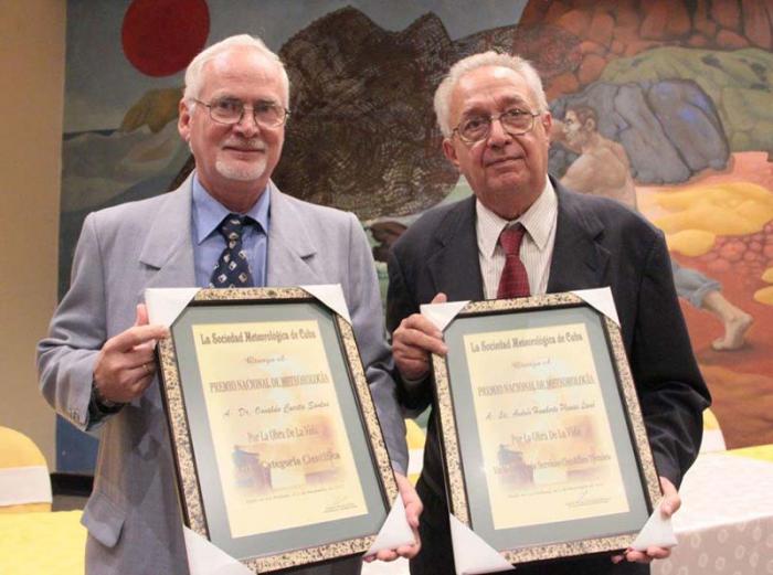 El doctor en Ciencias Osvaldo Cuesta (a la izquierda) recibió el Premio Nacional de Meteorología 2015 Por la Obra de la Vida. A su lado el licenciado Andrés Planas Lavié, quien obtuvo el galardón en la categoría de servicios científico técnicos.