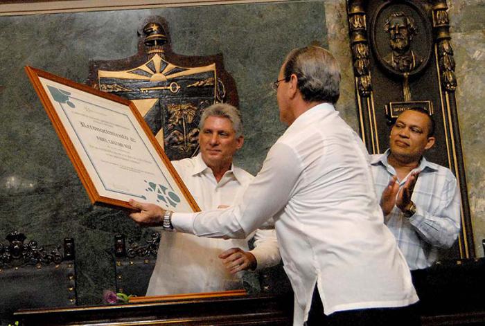 Acto Central por el aniversario 40 de la red de centros y del MES. Entrega de reconocimiento a Fidel Castro, recibe: Miguel Díaz Canel-Bermudez (Primer Vicepresidente del Consejo de Estado y de Ministros y Miembro del Buró Político) José Saborido (Ministro de Educación Superior)