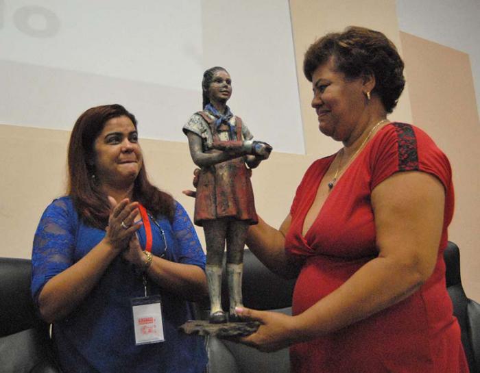 Asamblea Nacional Pioneril.Reconocimiento a Fidel Castro por parte de la OPJM. Recibe Olga Lidia Tapia (Miembro del Secretariado), Aimara Guzman (Presidenta de la OPJM)