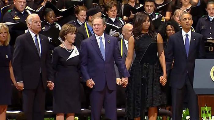 El expresidente George W. Bush bailó y se sonrió varias veces  en medio de los actos fúnebres de los policías muertos por un francotirador en Dallas, Texas.