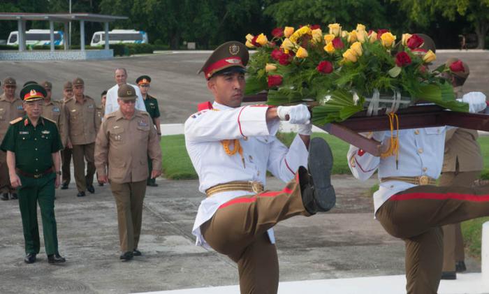 El Coronel General Nguyen Chi Vinh (izq, al fondoe), Viceministro de Defensa de Vietnam, y Álvaro López Miera (der, al fondo), General de Cuerpo de Ejército, en el Cacahual.