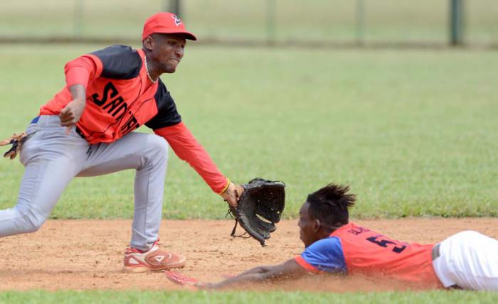 Beisbol-Final-Sub 23-2016 STC-ART jugada en segunda base.