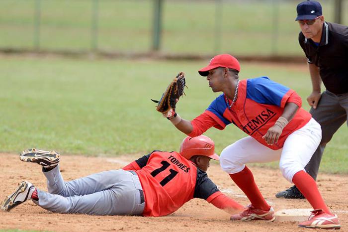 Beisbol-Final-Sub 23-2016 STC-ART jugada en primera base para ilustrar.