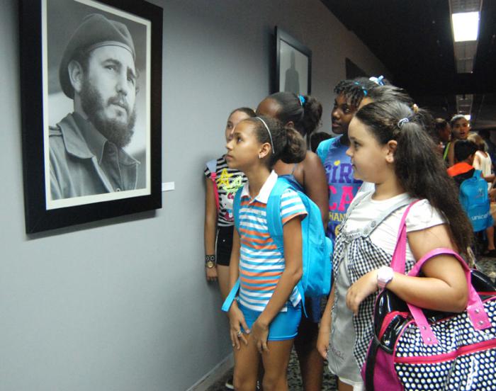 La exposición Fidel, soldado de las ideas, fue montada en el túnel del Pabellón Cuba. De sus 19 fotos mostramos este primer plano de una tomada por Liborio Noval en 1961, Fidel con boina.