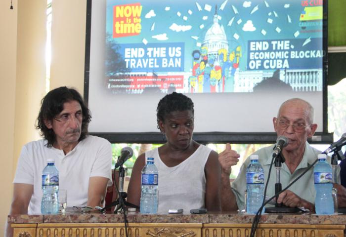 El reverendo cubano Raúl Suárez agradece las palabras de apoyo a Cuba de la norteamericana Gail Walker, hija de Lucius Walker.