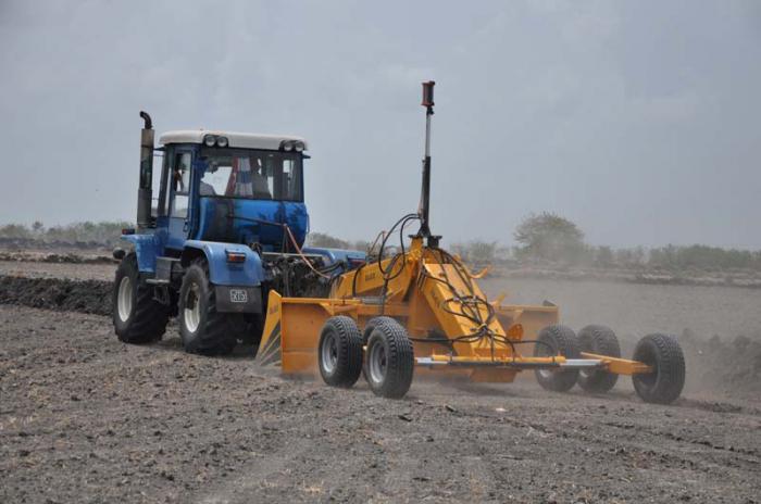 Los trabajos de nivelación de los suelos contribuyen también al ahorro de agua en Sur del Jíbaro.