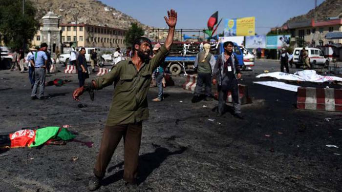 Un hombre grita pidiendo ayuda para socorrer a las víctimas del atentado en Kabul. 