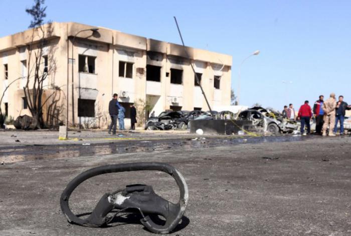 Decenas de policías libios murieron cuando un camión ocupado por un conductor suicida atacó la Academia de Formación de Policías en la ciudad de Zliten.
