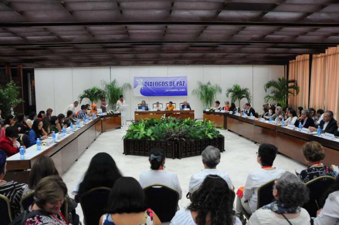 Momentos de la firma del acuerdo de género en el salón de protocolo del Laguito en La Habana. 