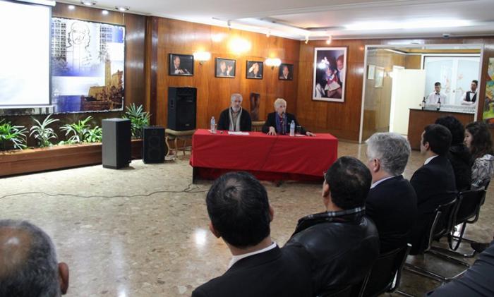 En Argentina ratifican el respaldo a la Revolución Cubana. En la foto el politólogo Atilio Borón y la periodista Stella Calloni.