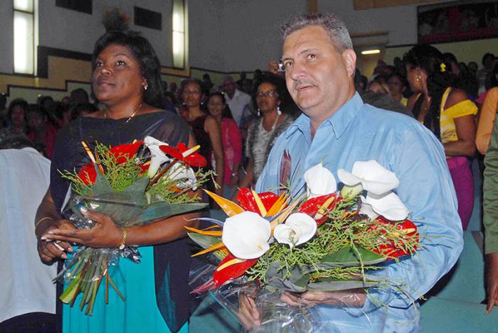 La ingeniera química Beatriz Johnson Urrutia (I), electa como Presidente de la Asamblea Provincial del Poder Popular, junto a Manuel Falcón (D),  electo Vicepresidente de ese mismo órgano, para el XI Periodo de Mandato, en la IV Asamblea Extraordinaria, en sesión celebrada en el teatro de la Facultad No.1 de Medina, en Santiago de Cuba, el 29 de julio de 2016. ACN FOTO/Miguel RUBIERA JUSTIZ/sdl