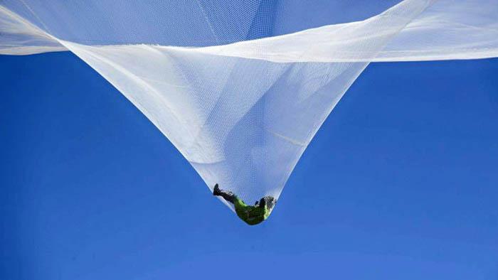 Luke Aikins, paracaidista profesional de EE.UU., realizó un salto sin paracaídas desde una altura de 7.620 metros sobre una red suspendida entre dos grúas ubicadas en California (EE.UU.).