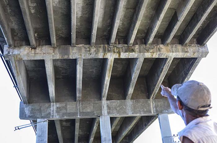 Debido a la complejidad de los trabajos de reparación, se mantendrá prohibida de forma total la circulación vehicular por el puente. 