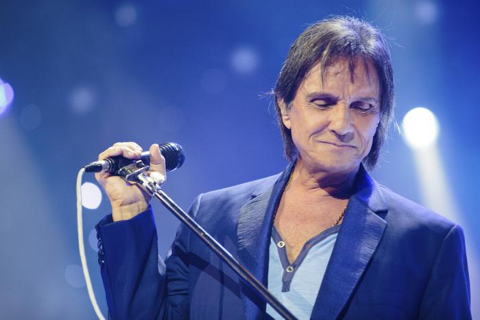 SAO PAULO, BRAZIL - APRIL 30: The singer Roberto Carlos performs live on stage at  Espaco das Americas on April 30 in Sao Paulo, Brazil. (Photo by Mauricio Santana/LatinContent/Getty Images)