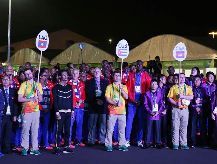 iZAMIENTO DE LA BANDERA CUBANA EN RIO DE JANEIRO