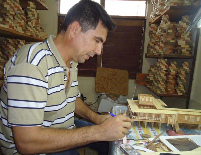 Minucioso en cada paso, Luis Alexander ha garantizado el parecido total de la miniatura con la casa original. 