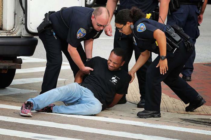 Policía de Baltimore viola ley en detención a afrodescendientes