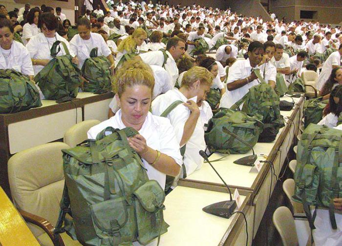 Fidel habla con los medicos que estan Listos para partir para eeuu  con sus mochilas listas 