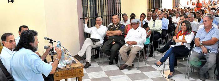 Conversatorio Chávez y Fidel los mejores amigos en el Instituto de Amistad con los Pueblo ICAP. Por el 90 cumpleaños de Fidel en la Mesa Abel Prieto Jiménez, Ministro de Cultura, Alí Rodríguez Araque, Embajador de Venezuela y Adán Chávez Frías , Gobernador de Barina.