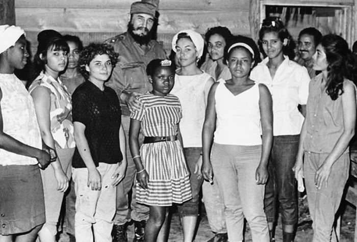 Fidel con muchachas adoslescentes en La Mota, Sierra Mestra.
Foto:Korda