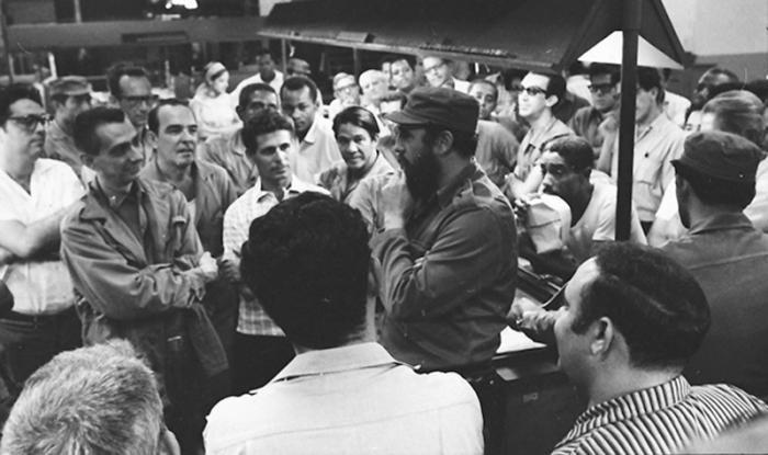 Fidel en los talleres de caja y linotipos del periódico Granma con Jorge Enrique Mendoza, su director.
Foto:Jorge Valiente, 10 de junio de 1970.