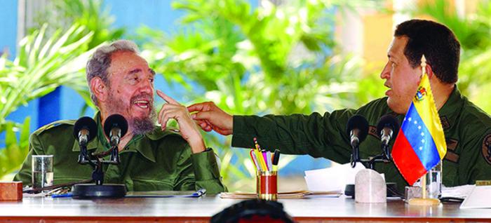 Fidel Castro y Hugo Chavez durante la transmisión 231 del popular programa Alo Presidente. efectuado en Pinar del Río en el municipio de Sandino, donde fueron edificadas por una brigada de militares de la patria de Bolívar 150 viviendas para las familias damnificadas por el paso de los huracanes. Foto: Juvenal Balan Neyra