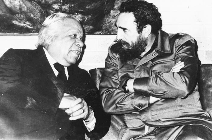 Fidel junto a Nicolàs Guillèn.
Foto:18 de julio de 1989.