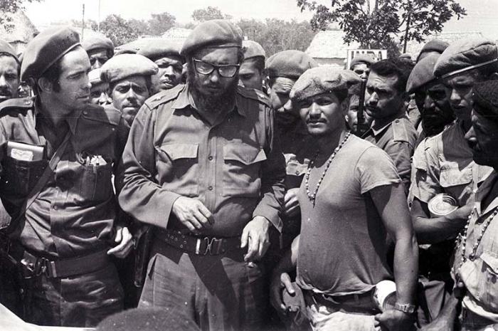 Fidel en Playa Giron con el capitan Osmani Cienfuegos (a su derecha) y un grupo de milcianos.
Foto:Archivo
Sobre No.2-A