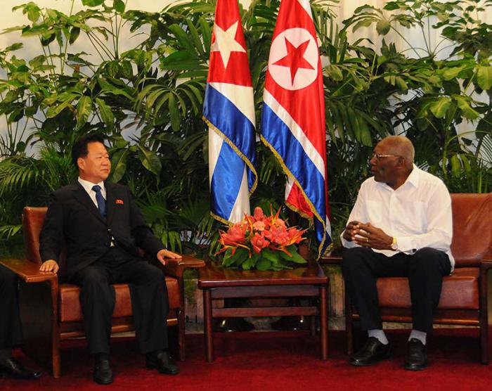 Salvador Valdés Mesa, miembro del Buró Político del Comité Central del Partido y Vicepresidente del Consejo de Estado, recibió a Choe Ryong Hae, Vicepresidente del Comité de Estado de la República Popular Democrática de Corea, miembro del Presidium del Buró Político y Vicepresidente del Comité Central del Partido del Trabajo de Corea, quien realiza una visita de trabajo a nuestro país.