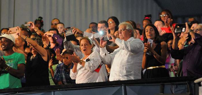 Gala cultural por el 90 cumpleaños de Fidel en el teatro Karls Marx protagonizada por La Colmenita y con la presencia del Comandante en Jefe Fidel Castro Ruz, el General de Ejército Raúl Castro Ruz, Nicolás Maduro, presidente de la República Bolivariana de Venezuela y otros invitados.