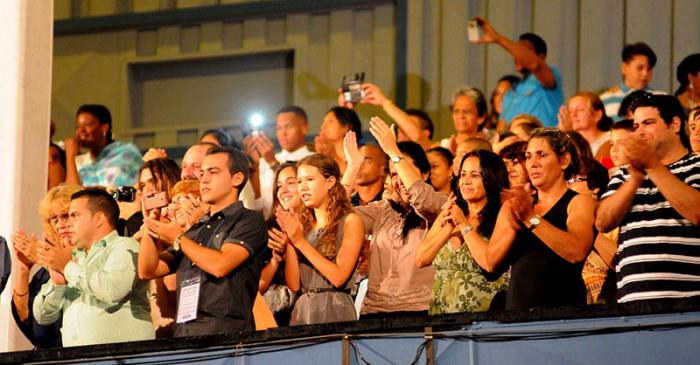Gala cultural por el 90 cumpleaños de Fidel en el teatro Karls Marx protagonizada por La Colmenita y con la presencia del Comandante en Jefe Fidel Castro Ruz, el General de Ejército Raúl Castro Ruz, Nicolás Maduro, presidente de la República Bolivariana de Venezuela y otros invitados.
