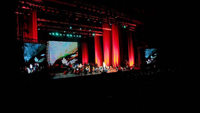 Gala cultural por el 90 cumpleaños de Fidel en el teatro Karls Marx protagonizada por La Colmenita y con la presencia del Comandante en Jefe Fidel Castro Ruz, el General de Ejército Raúl Castro Ruz, Nicolás Maduro, presidente de la República Bolivariana de Venezuela y otros invitados.