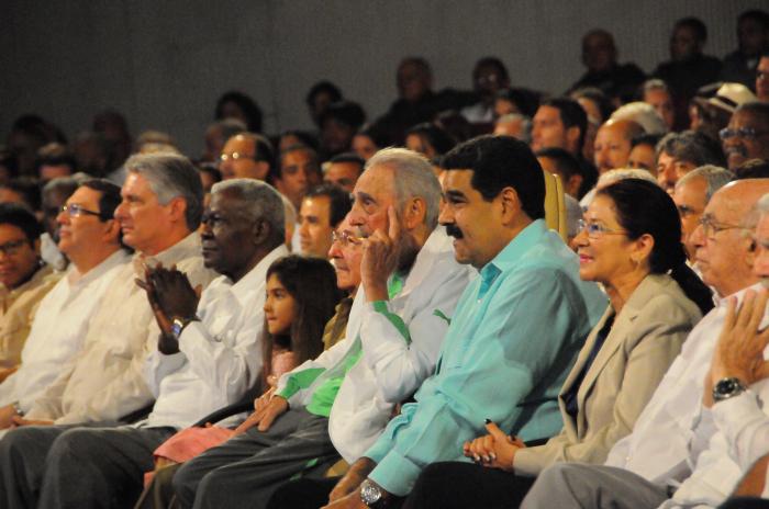 Gala cultural por el 90 cumpleaños de Fidel en el teatro Karls Marx protagonizada por La Colmenita y con la presencia del Comandante en Jefe Fidel Castro Ruz, el General de Ejército Raúl Castro Ruz, Nicolás Maduro, presidente de la República Bolivariana de Venezuela y otros invitados.