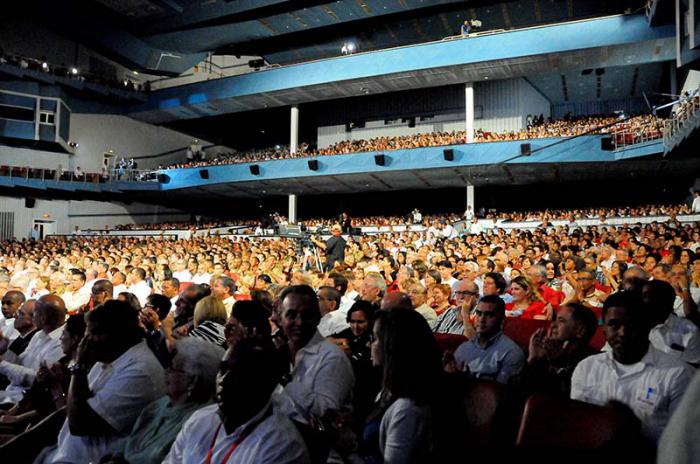 Gala cultural por el 90 cumpleaños de Fidel en el teatro Karls Marx protagonizada por La Colmenita y con la presencia del Comandante en Jefe Fidel Castro Ruz, el General de Ejército Raúl Castro Ruz, Nicolás Maduro, presidente de la República Bolivariana de Venezuela y otros invitados.