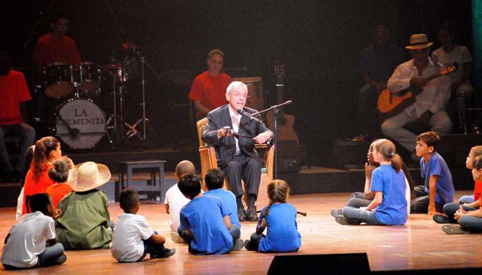 Gala cultural por el 90 cumpleaños de Fidel en el teatro Karls Marx protagonizada por La Colmenita y con la presencia del Comandante en Jefe Fidel Castro Ruz, el General de Ejército Raúl Castro Ruz, Nicolás Maduro, presidente de la República Bolivariana de Venezuela y otros invitados.
Eusebio Leal y la corbata