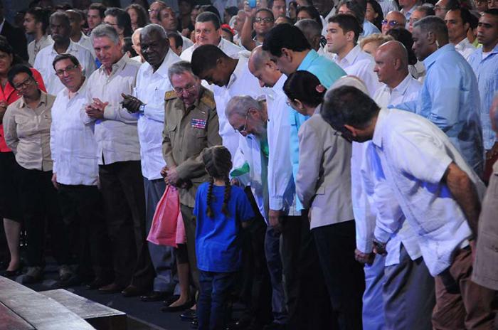 Gala cultural por el 90 cumpleaños de Fidel en el teatro Karls Marx protagonizada por La Colmenita y con la presencia del Comandante en Jefe Fidel Castro Ruz, el General de Ejército Raúl Castro Ruz, Nicolás Maduro, presidente de la República Bolivariana de Venezuela y otros invitados.