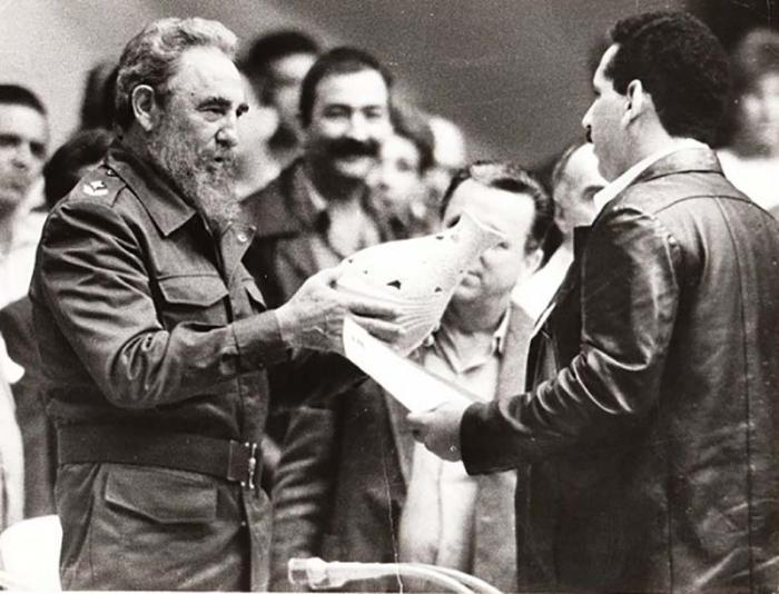 Momento en que Fidel entrega el búcaro a Roberto y se produce el diálogo entre ambos.