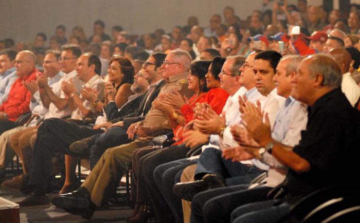Homenaje de Venezuela a Fidel por sus 90 años. Corazón llanero. Teatro Karl Marx.Suecely Morfa (Secretaria de la UJC), General de Cuerpo de Ejército Álvaro López Miera (Viceministro Primero del MINFAR, Jefe del Estado Mayor General y miembro del Buró Político del Partido), Miriam Nicado (Rectora de la UCI y Miembro del Buró Político), Abel Prieto (Ministro de Cultura)