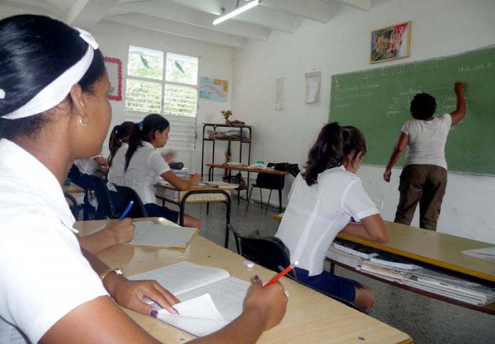 El sistema de superación será mediante cursos por encuentros, en los que se prevén maestros en el ejercicio de la profesión.