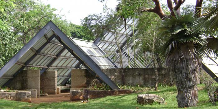 Bajo techo hay tres pabellones de exposición dedicados a las plantas de lugares desérticos y semidesérticos con abundancia de cartáceas y suculentas; a la flora de bosques húmedos tropicales con sus bromelias, helechos y orquídeas; y a las pluvisilvas tropicales, que en Cuba se pueden encontrar en el Escambray y en la Sierra Maestra. En el interior de cada pabellón se crean las condiciones de iluminación, humedad y temperatura necesarias para que se pueda reproducir la vegetación de diferentes regiones del mundo.