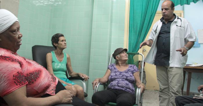 El doctor Manuel Díaz Toledo considera que la comunicación con los pacientes es primordial para los progresos en el tratamiento. Debe lograrse una efectiva cooperación entre médico y paciente.