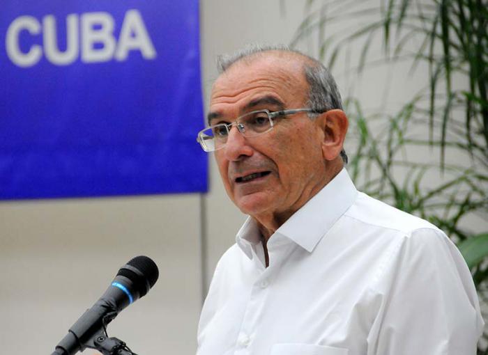 Anuncio del acuerdo final del Diálogo de Paz en la mensa de negociaciones en La Habana, presidido por Bruno Rodríguez Parrilla, Ministro de Relaciones de Cuba y con la presencia de Humberto de la Calle y el comandante Iván Márquez, jefe de las delegaciones negociadoras del gobierno colombiano y las FARC-EP, así como los garantes y acompañantes.