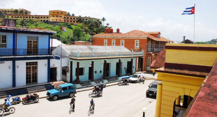 Vista del centro del casco histórico de Baracoa, al fondo el hotel El Castillo, instalación turística que acoge a muchos visitantes a esta ciudad.