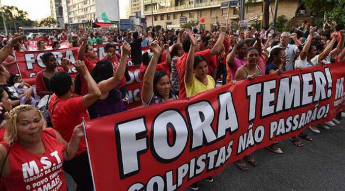 Algunos de los manifestantes portaban carteles con el mensaje “Fuera Temer”. 