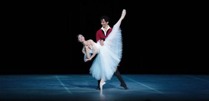 Rodrigo Almarales, primer bailarin del Cinccinnati Ballet, junto a Misa Kuranaga en el ensayo de La Sílfide, pas de deux del Acto I.