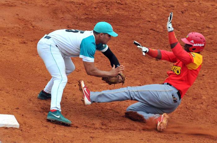 Beisbol.Semi F MTZ vs Isla jugada en 2da base para ilustrar 4to juego victoria de isla 8 x 5